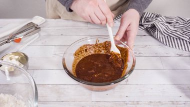 Çikolatalı ahududu kekleri pişirmek için malzemeler karıştırıyorum..