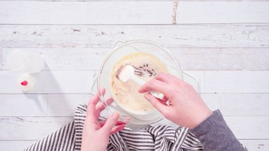 Düz yatıyordu. Çikolata ahududu kekleri için ev yapımı çikolatalı ganache hazırlıyorum..