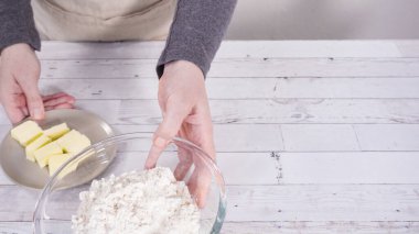 Çikolatalı ahududu keki yapmak için gerekli malzemeler..