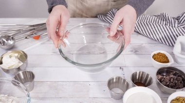 Çikolatalı ahududu kekleri pişirmek için malzemeler karıştırıyorum..