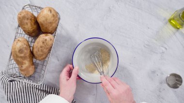 Düz yatıyordu. Adım adım. İçindekiler tezgahın üzerinde baharatlı patates dilimleri hazırlamak için..