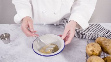 Adım adım. İçindekiler tezgahın üzerinde baharatlı patates dilimleri hazırlamak için..