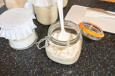 Ekmek pişirmek için ev yapımı ekşi ekmek hazırlıyorum..