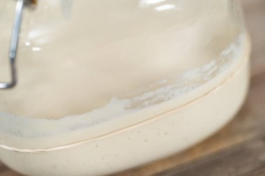 Ekşi mayalı ekmek pişirmek için cam bir mason kavanozunda başlangıç yapıyorum..