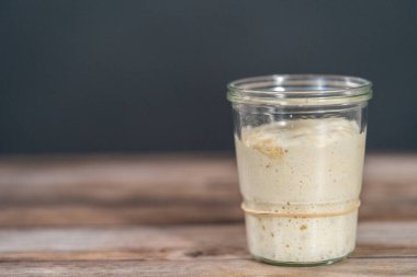 Ekşi mayalı ekmek pişirmek için cam bir mason kavanozunda başlangıç yapıyorum..