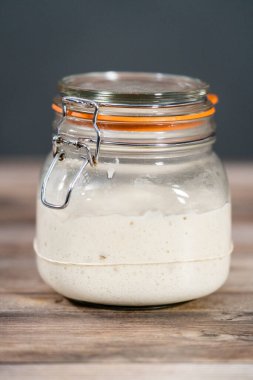 Ekşi mayalı ekmek pişirmek için cam bir mason kavanozunda başlangıç yapıyorum..