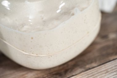 Ekşi mayalı ekmek pişirmek için cam bir mason kavanozunda başlangıç yapıyorum..