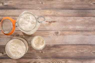 Düz yatıyordu. Ekşi mayalı ekmek pişirmek için cam bir mason kavanozunda başlangıç yapıyorum..