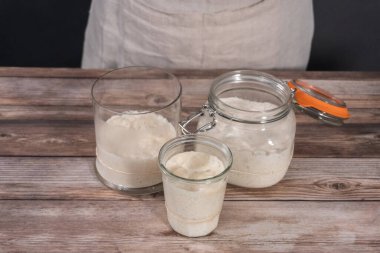 Ekşi mayalı ekmek pişirmek için cam bir mason kavanozunda başlangıç yapıyorum..