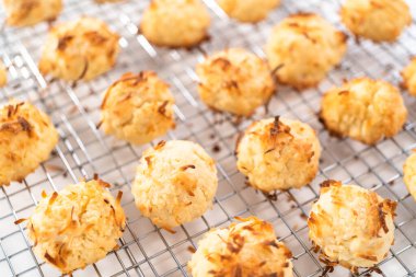 Mutfakta yeni pişmiş hindistan cevizli kurabiyeler kurutuluyor..