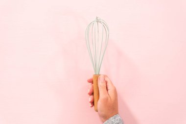 Düz yatıyordu. Pembe arka planda ahşap saplı yeni mavi silikon mutfak aletleri..