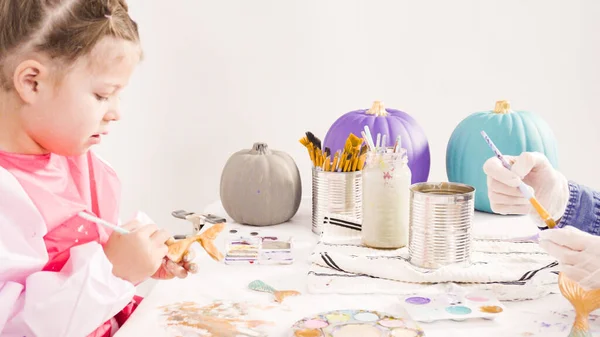 Stap Voor Stap Meisje Schilderen Zeemeermin Staarten Schelpen Met Acryl — Stockfoto