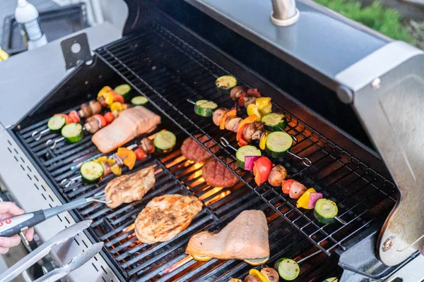 Asar Salmón Atlántico Pechuga Pollo Pinchos Verduras Hamburguesas Vegetarianas Una — Foto de Stock