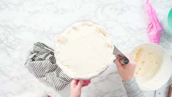 平置きだ 一歩ずつ 白いイタリアのバタークリームとラウンドFunettiケーキを霜降り — ストック写真