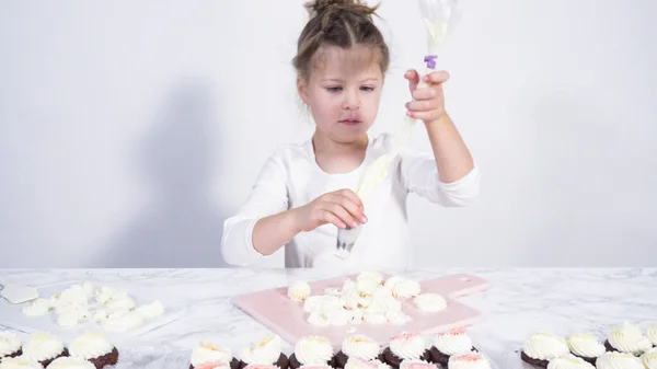 Крок Кроком Маленька Дівчинка Практикує Заморожування Масляного Крему Обробну Дошку — стокове фото