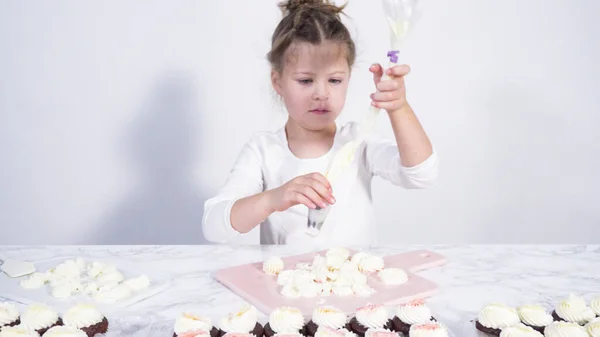 Passo Passo Menina Praticando Tubulação Creme Geada Uma Placa Corte — Fotografia de Stock