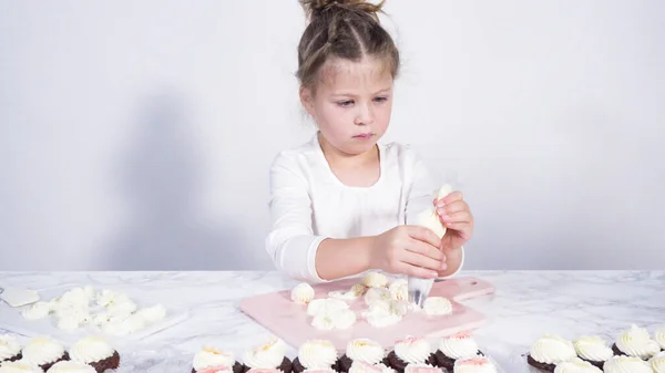 Step Step Little Girl Practicing Piping Buttercream Frosting Cutting Board — Stock Photo, Image