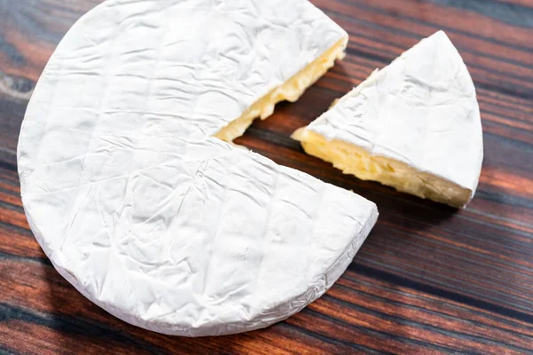 Rebanadas Queso Brie Francés Triple Crema Sobre Fondo Madera Oscura — Foto de Stock