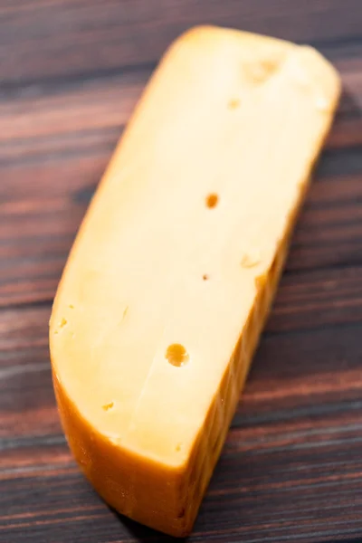 Großer Keil Aus Geräuchertem Gouda Käse Auf Dunklem Holzgrund — Stockfoto