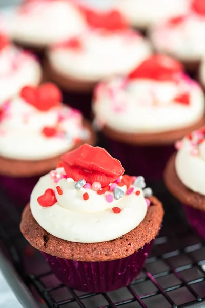 Rote Samt Cupcakes Mit Frischkäse Zuckerguss Und Dekoriert Mit Herzförmigen — Stockfoto