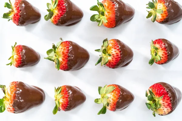 Making White Dark Chocolate Dipped Strawberries — Stock Photo, Image