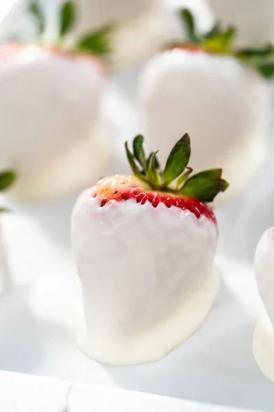 Witte Pure Chocolade Gedopte Aardbeien Maken — Stockfoto