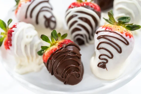 Fraises Trempées Chocolat Blanc Noir Sur Stand Gâteau Blanc — Photo