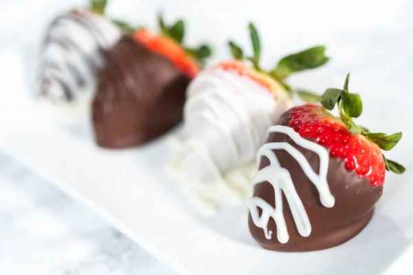 Weiße Und Dunkle Schokolade Eingetauchte Erdbeeren Auf Einem Weißen Servierteller — Stockfoto