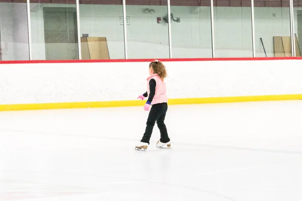 Pequeña Patinadora Practicando Sus Elementos Práctica Patinaje Artístico Matutino — Foto de Stock