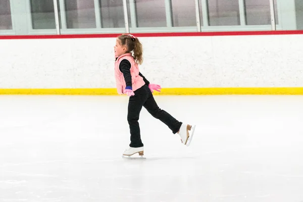 Küçük Patenci Sabah Artistik Patinaj Antrenmanında Elementlerini Çalışıyor — Stok fotoğraf