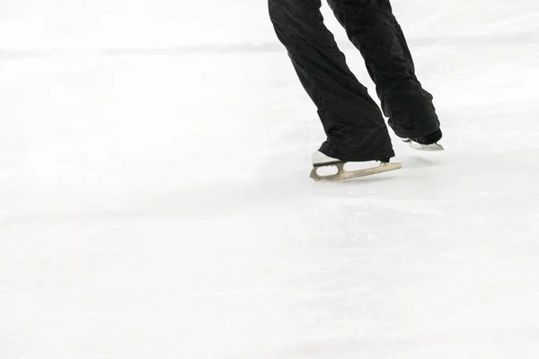 在花样滑冰课上看花样滑冰教练的脚 — 图库照片