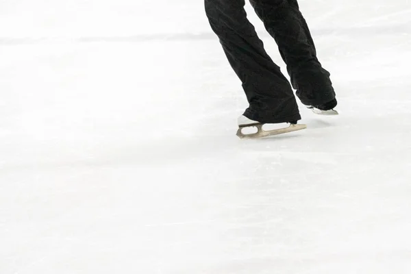 Blick Auf Die Füße Des Eiskunstlauf Trainers Bei Der Eiskunstlaufstunde — Stockfoto