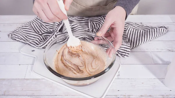 Çikolata ahududu kekleri için ev yapımı çikolatalı ganache hazırlıyorum..