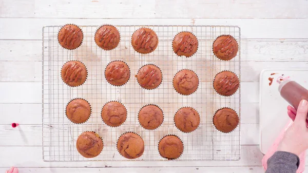 Flat Lay Drizzling Chocolate Ganache Top Bake Chocolate Raspberry Cupcakes — Stock Photo, Image