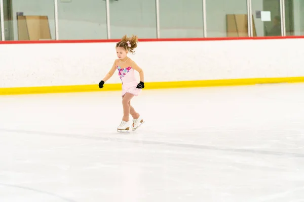 Klein Meisje Oefenen Kunstschaatsen Een Indoor Schaatsbaan — Stockfoto