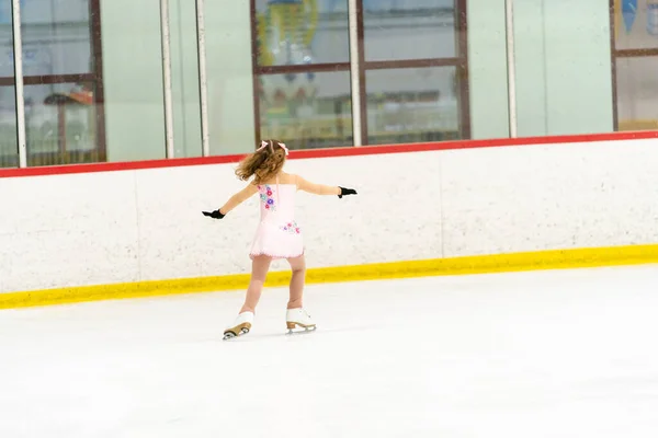 Menina Praticando Patinação Artística Uma Pista Patinação Gelo Interior — Fotografia de Stock