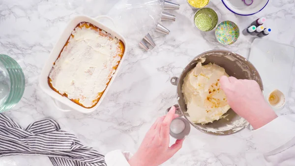 Frosting Sheet Cake Italian Buttercream Frosting — Stock Photo, Image