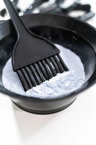 Χρώμα Μαλλιών Σκόνη Βαφής Μαύρο Πλαστικό Μπολ Ανάμιξης Λευκό Φόντο — Φωτογραφία Αρχείου