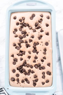 Ev yapımı çikolatalı dondurma hazırlıyorum..