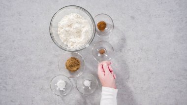 Adım adım. Düz yatıyordu. Bardaktaki malzemeler kabaklı gözleme yapmak için karıştırılmış..