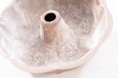 Çikolatalı kek pişirmek için yağlı metal kek tepsisi..