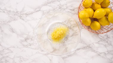 Düz yatıyordu. Adım adım. Limonlu kek hazırlamak için bardağa taze limon dolduruyorum..