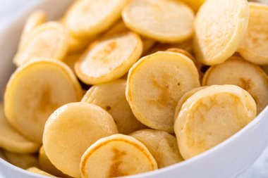 Beyaz kasede taze yapılmış mini krep gevreği..