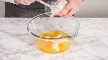 Adım adım. Bardakta ıspanak ve jambonlu frittata karışımı..