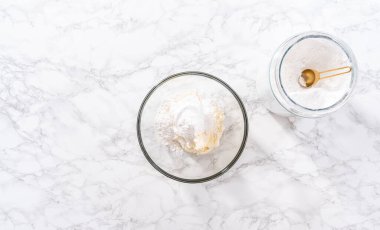 Düz yatıyordu. Marketten alınmış tereyağlı kremanın karışımı bardakta karıştırılıyor..