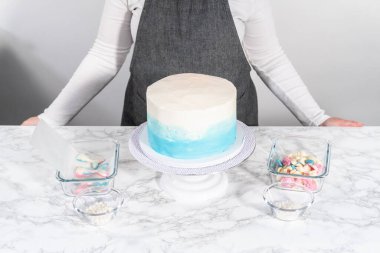 Deniz kızı temalı, çikolatalı, deniz kızı kuyruklu, 3 katlı vanilyalı kek..