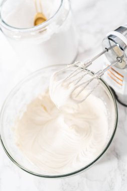 Marketten alınmış tereyağlı kremanın karışımı bardakta karıştırılıyor..