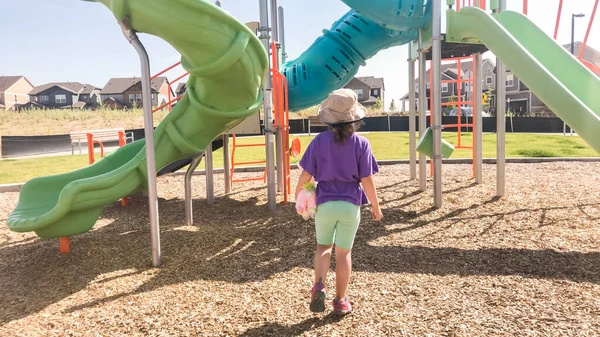 夏の暑い日に近代的な子供たちの遊び場で遊んでいる女の子 — ストック写真