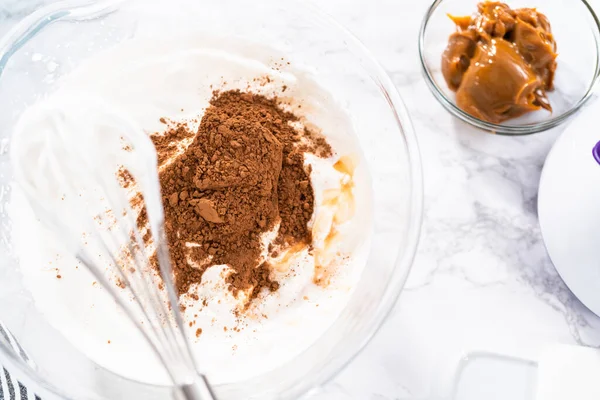 Mezclar Los Ingredientes Tazón Vidrio Para Hacer Helado Chocolate —  Fotos de Stock