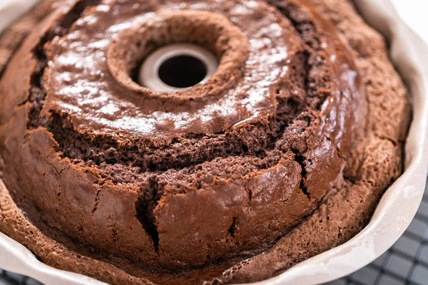 Refroidissement Gâteau Bundt Chocolat Fraîchement Cuit Sur Rack Refroidissement — Photo